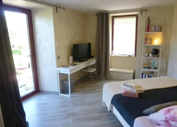 Au Mas De Gamet Bed & Breakfast